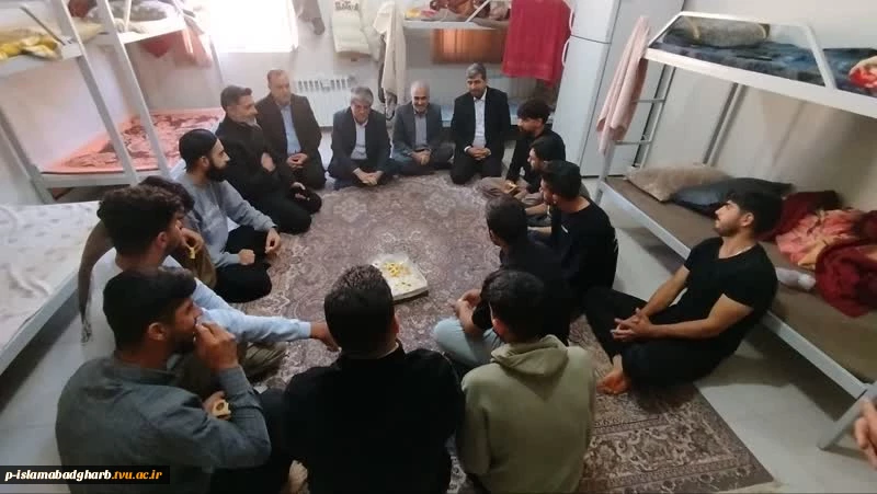 بازدید فرماندار محترم شهرستان جناب آقای مهندس فرهاد شهبازی به همراه واحد حراست فرمانداری از خوابگاه شهید احمدی روشن آموزشکده بمناسبت روز دانشجو  10