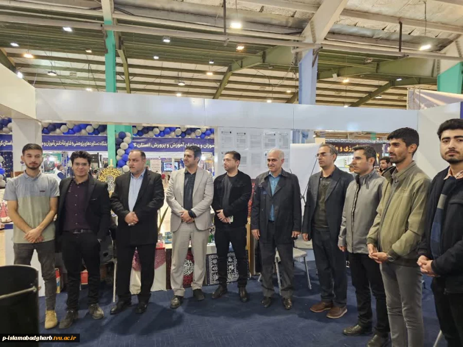 بازدید ریاست و معاونت آموزشکده ملی مهارت از نمایشگاه هفته پژوهش استان کرمانشاه  7