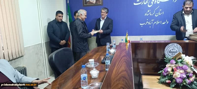 تقدیر فرماندار محترم شهرستان از ریاست و معاونت مرکز بابت برگزاری نمایشگاه هفته پژوهش