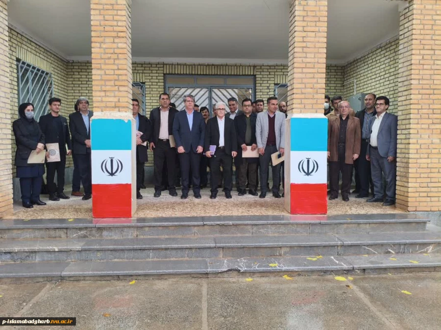 تقدیر فرماندار محترم شهرستان از ریاست و معاونت مرکز بابت برگزاری نمایشگاه هفته پژوهش 9